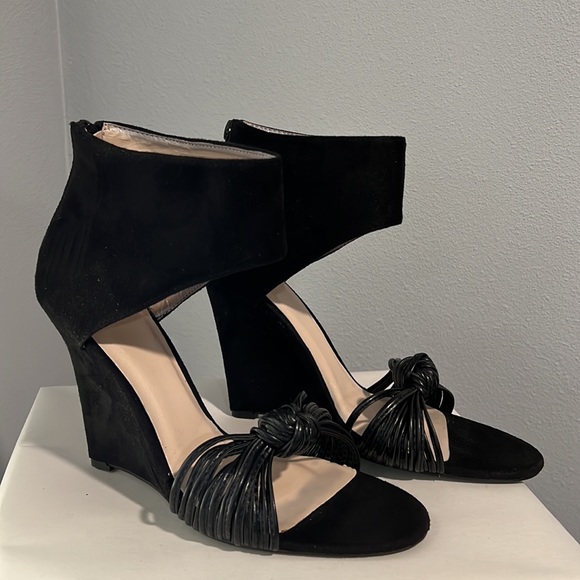 New N.Y.L.A. 'Wacoola' black strappy knotted wedges - Picture 2 of 9